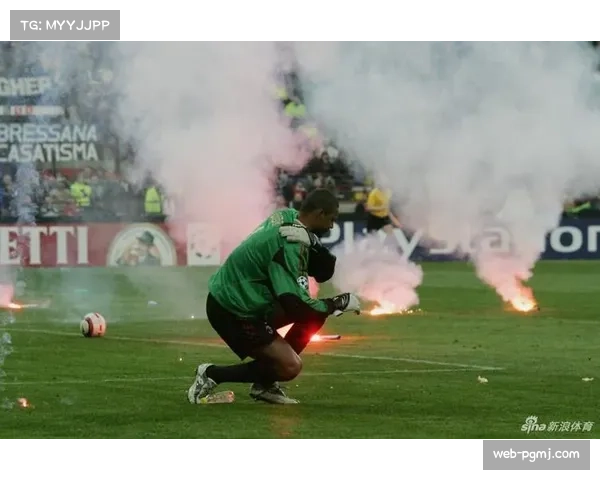 欧冠主题球迷艺术展在米兰开幕，展出历年经典影像